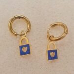 Pendientes de candado en acero y esmalte (0101000004)