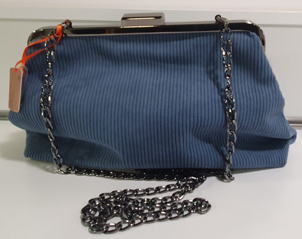 Bolso de tela con cadena para colgar, medidas 19,50x27x10 cms. (1100000018)