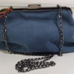 Bolso de tela con cadena para colgar, medidas 19,50x27x10 cms. (1100000018)