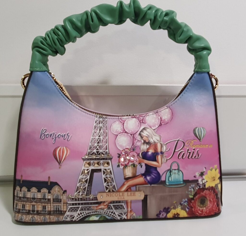 Bolso con asa y tira para colgar, marca Nicole Lee, medidas 26x13x11 cms., medida del asa 32 cms. (1100000015)