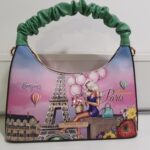 Bolso con asa y tira para colgar, marca Nicole Lee, medidas 26x13x11 cms., medida del asa 32 cms. (1100000015)