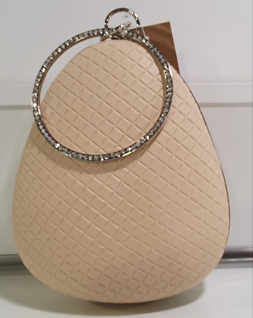 Bolso rigido color beige, con asa redonda y cadena para colgar, medidas 21×18 cms. (1100000014)