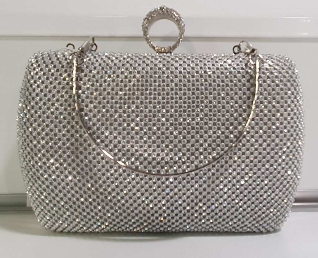 Bolso de fiesta, color plateado, con asa y cadena para colgar, medidas 19x12x4 cms. (1100000009)