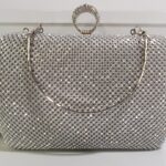 Bolso de fiesta, color plateado, con asa y cadena para colgar, medidas 19x12x4 cms. (1100000009)