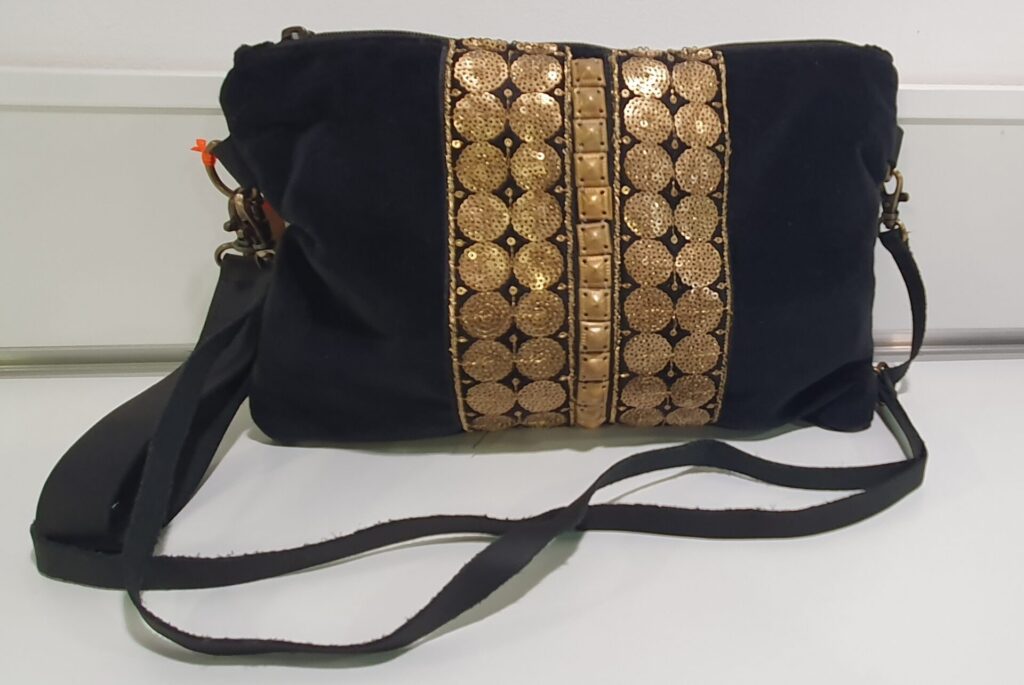 Bolso en gamuza tipo sobre con tira para colgar, medidas 31×22 cms. (1100000010)