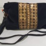 Bolso en gamuza tipo sobre con tira para colgar, medidas 31×22 cms. (1100000010)