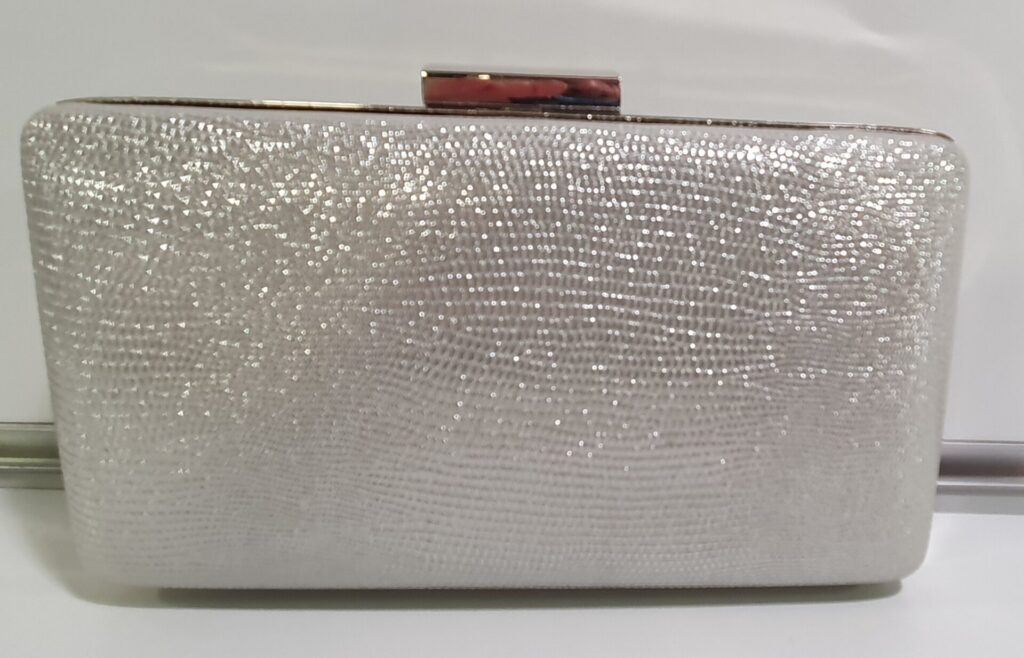Bolso plateado de fiesta, con cadena para colgar, medidas 17,50×9,50×4 cms. (1100000007)