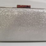 Bolso plateado de fiesta, con cadena para colgar, medidas 17,50×9,50×4 cms. (1100000007)