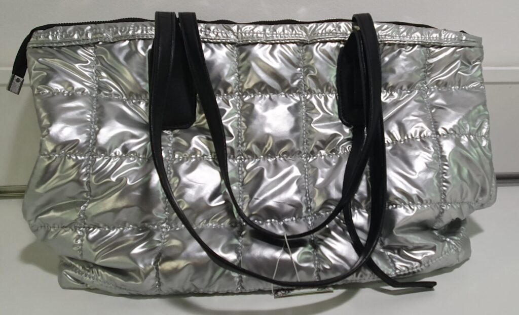 Bolso acolchado, material sintético, medidas 28x46x14 cms. (1100000005)