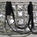 Bolso acolchado, material sintético, medidas 28x46x14 cms. (1100000005)