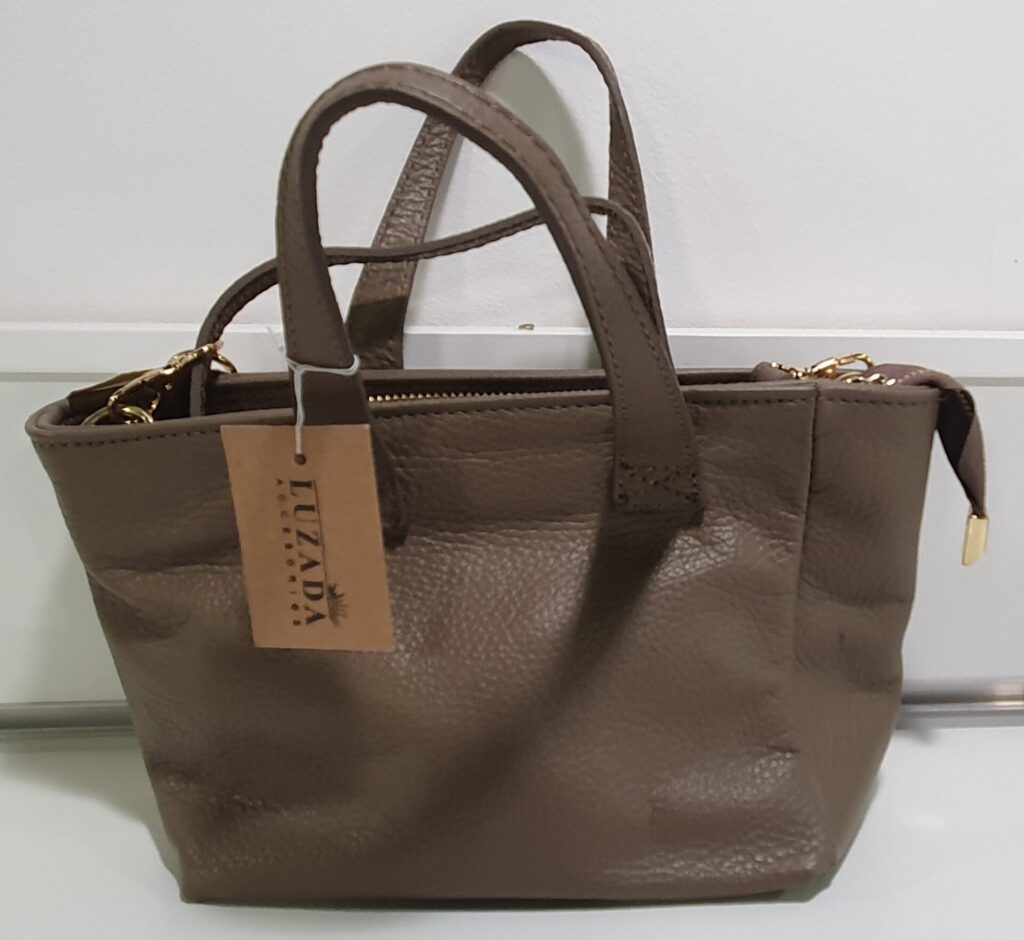 Bolso con tira ajustable para colgar, medidas 17,5×7,5×28 cms. (1100000003)