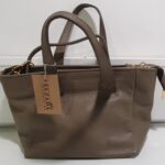 Bolso con tira ajustable para colgar, medidas 17,5×7,5×28 cms. (1100000003)
