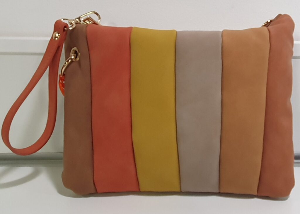 Bolso de gamuza, sobre con tira para bandolera, medidas 26×21 cms. (1100000001)