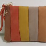 Bolso de gamuza, sobre con tira para bandolera, medidas 26×21 cms. (1100000001)