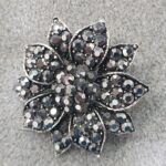 Broche de metal y cristales (0600000004)