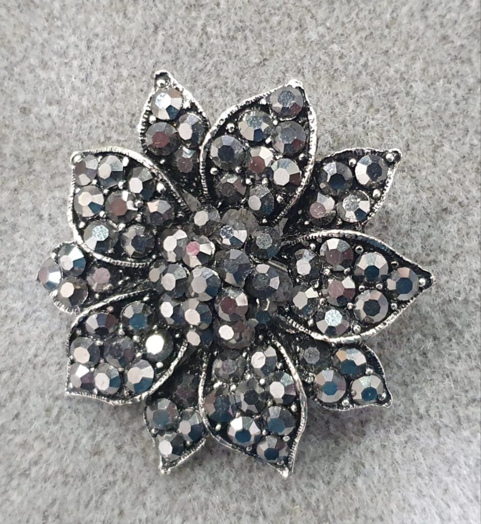 Broche de metal y cristales (0600000004)