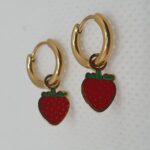 Pendientes de acero con baño de oro y esmalte, fresas (0101000029)