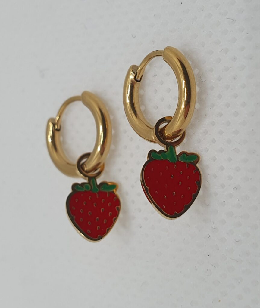 Pendientes de acero con baño de oro y esmalte, fresas (0101000029)