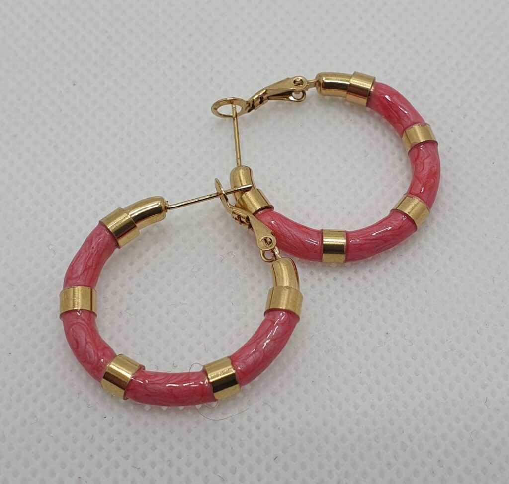 Argollas de acero con baño de oro y esmalte, 3 cms diámetro (0101000047)