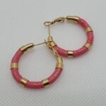 Argollas de acero con baño de oro y esmalte, 3 cms diámetro (0101000047)