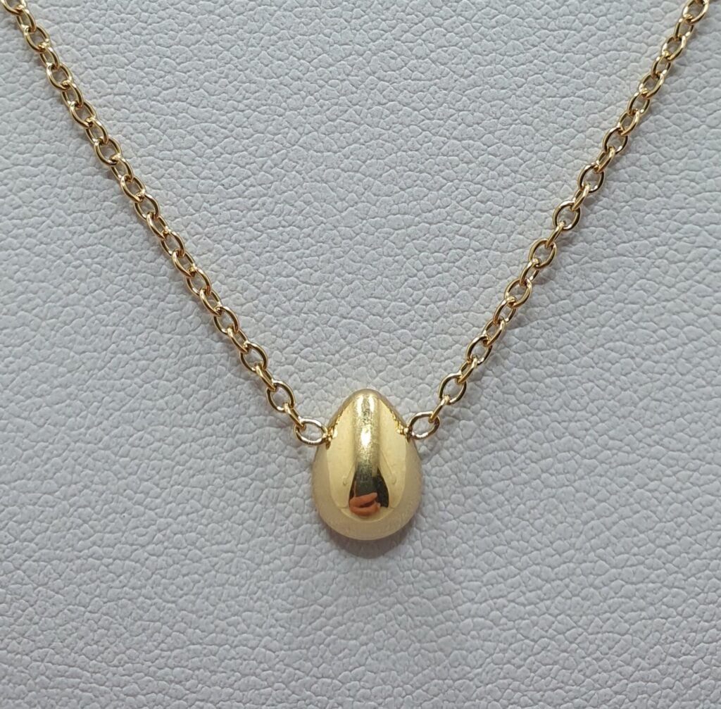 Gargantilla de acero con baño de oro, gota pequeña de 1 cms de largo, cadena 40 cms de largo + 5 cms de extension (2401000002)