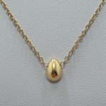 Gargantilla de acero con baño de oro, gota pequeña de 1 cms de largo, cadena 40 cms de largo + 5 cms de extension (2401000002)
