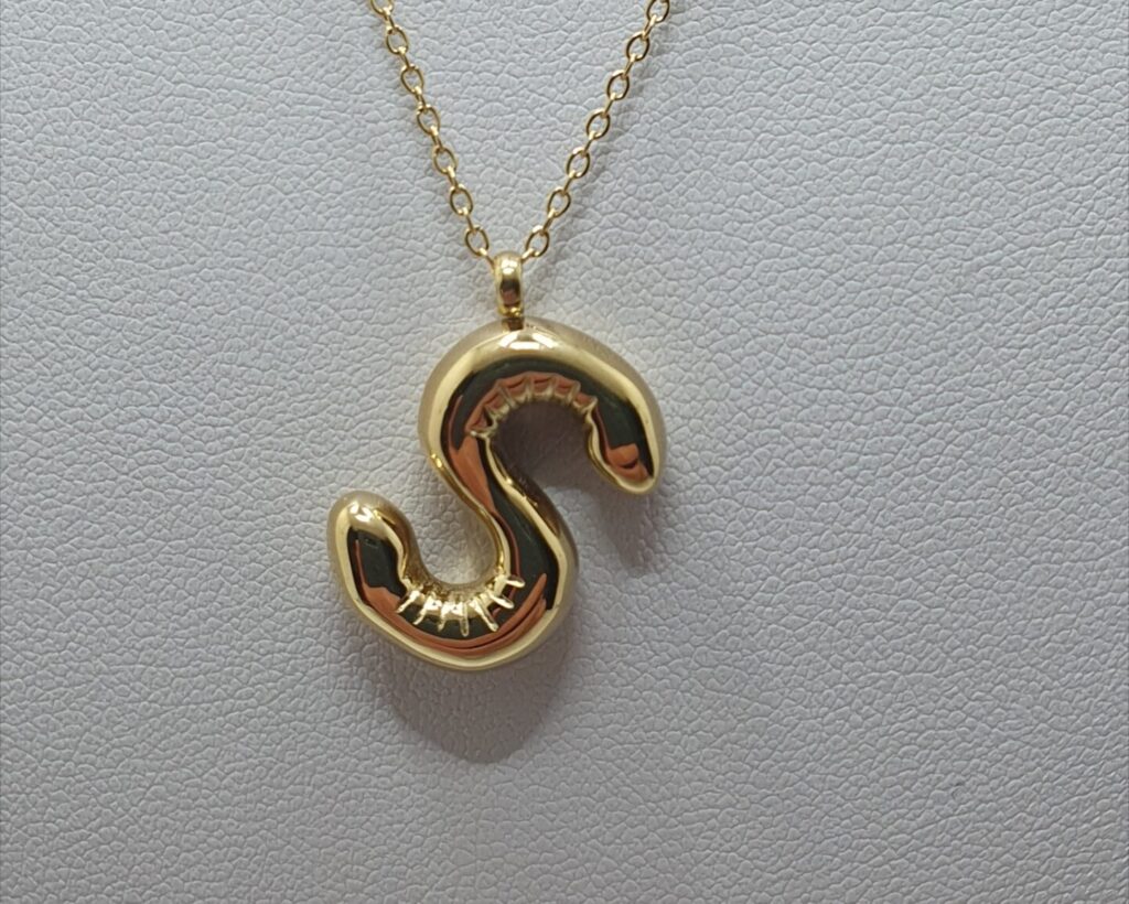 Gargantilla de acero con baño de oro, letra S, 40 cms de largo + 5 cms de extensión (2401000018)