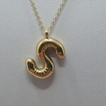 Gargantilla de acero con baño de oro, letra S, 40 cms de largo + 5 cms de extensión (2401000018)