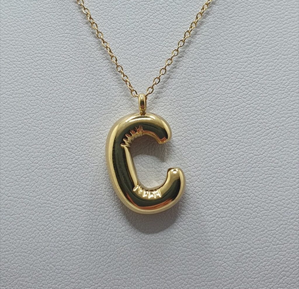 Gargantilla de acero con baño de oro, letra C, 40 cms de largo + 5 cms de extensión (2401000017)