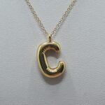 Gargantilla de acero con baño de oro, letra C, 40 cms de largo + 5 cms de extensión (2401000017)