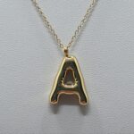 Gargantilla de acero con baño de oro, letra A, 40 cms de largo + 5 cms de extensión (2401000016)