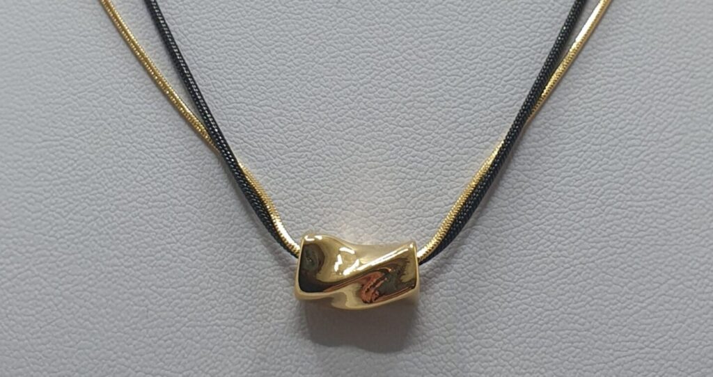 Gargantilla de acero negro y dorado, 40 cms de largo + 5 cms de extensión (2401000003)