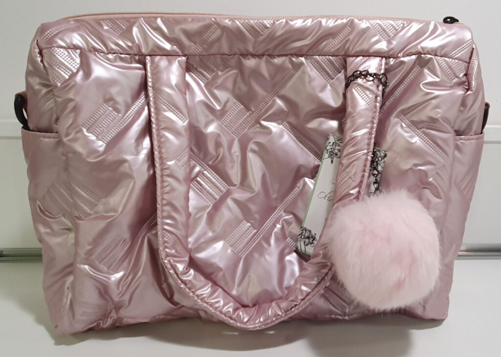 Bolso acolchado, con tira ajustable para colgar, material sintético, medidas 43×24,50×13,50cms. (1100000006)
