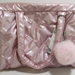 Bolso acolchado, con tira ajustable para colgar, material sintético, medidas 43×24,50×13,50cms. (1100000006)