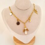 Gargantilla de acero con baño de oro y charms (24010034)