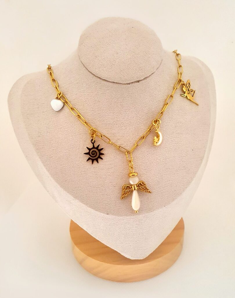 Gargantilla de acero con baño de oro y charms (24010034)