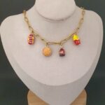 Gargantilla de acero con charms (24010041)