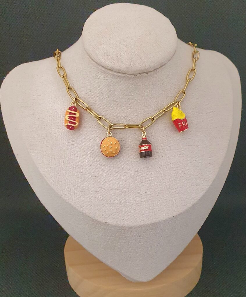Gargantilla de acero con charms (24010041)