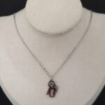 Gargantilla de acero con virgen (24010039)