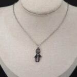 Gargantilla de acero con virgen (24010040)