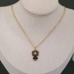 Gargantilla de acero con virgen (24010038)
