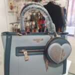 Bolso marca Nicole Lee con llavero de corazón, color azul (1100000022)
