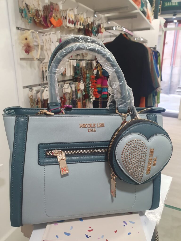 Bolso marca Nicole Lee con llavero de corazón, color azul (1100000022)
