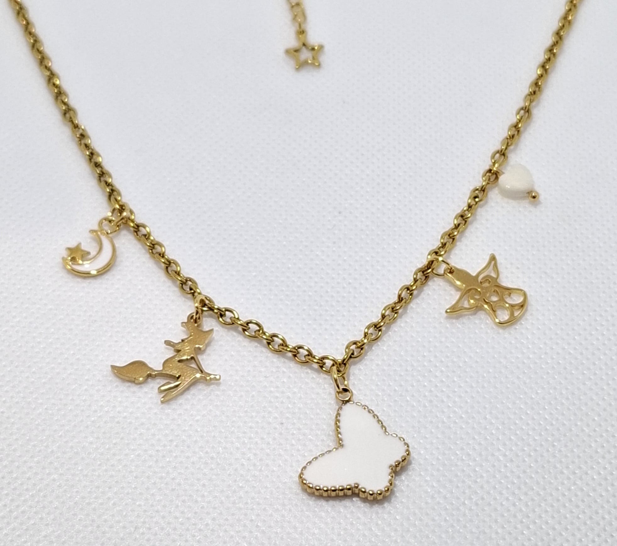 Gargantilla acero con baño de oro y charms. (24010042)