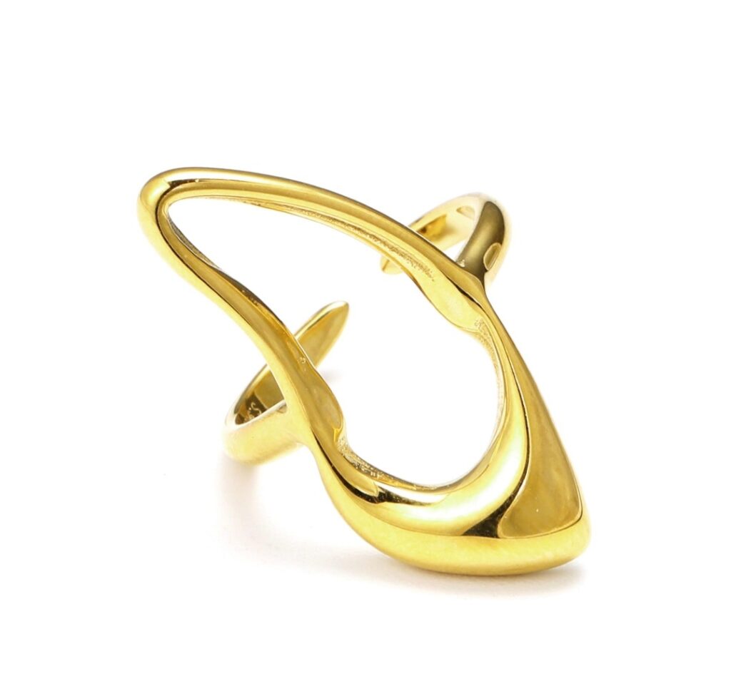 Anillo de acero con baño de oro. (05010005)