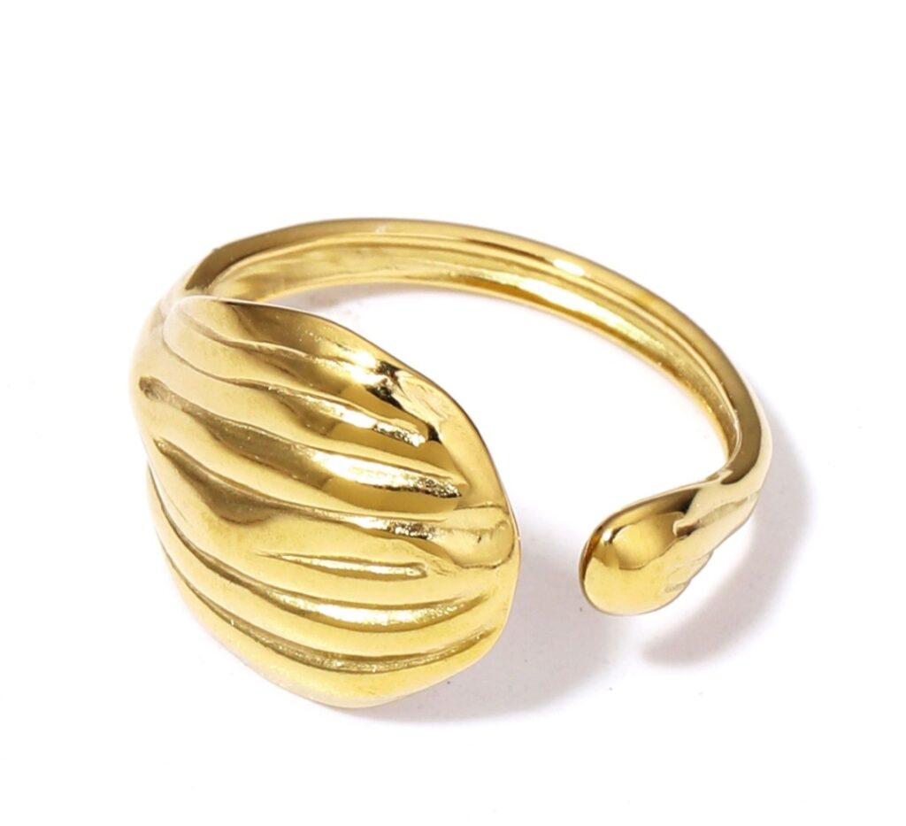 Anillo de acero con baño de oro. (05010015)
