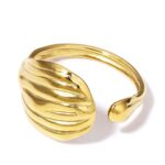 Anillo de acero con baño de oro. (05010015)