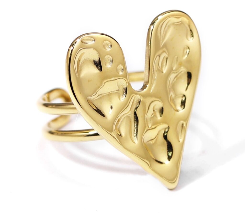 Anillo de acero con baño de oro, forma de corazón. (05010011)