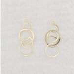 Pendientes largos de acero con baño de oro (01010076)