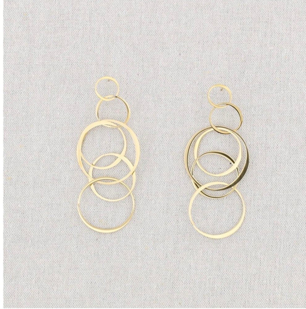 Pendientes largos de acero con baño de oro (01010076)